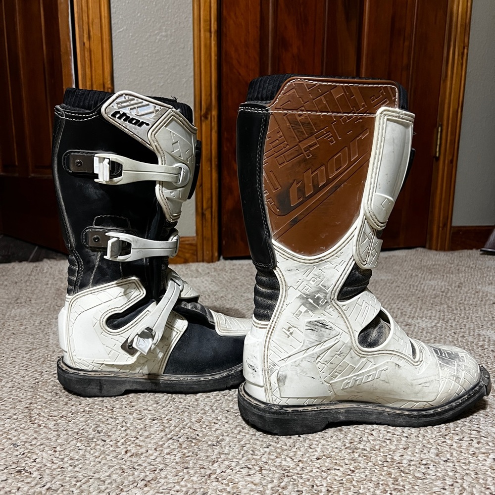 Thor dirt bike riding boots. In good condition, with light wear and scuff marks.